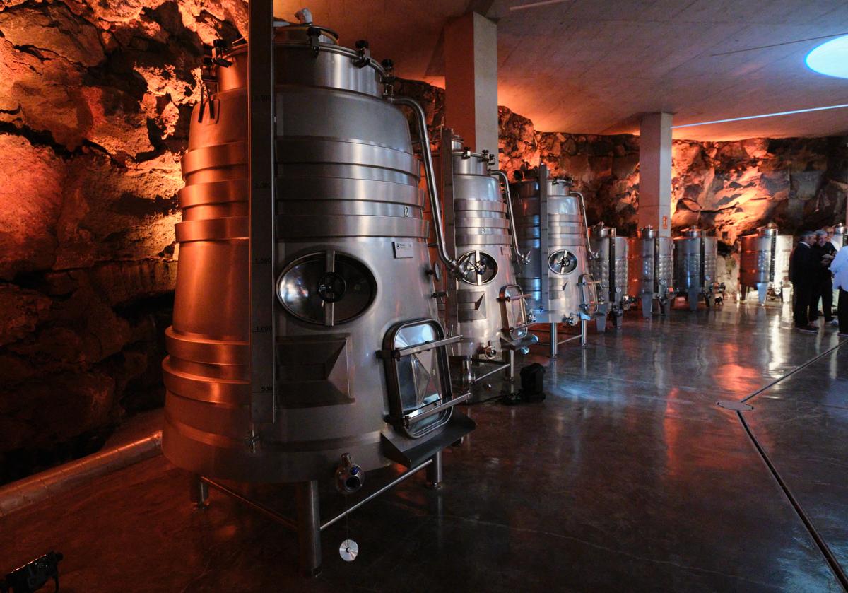 Imagen principal - Corte de la cinta y botellas de vino.