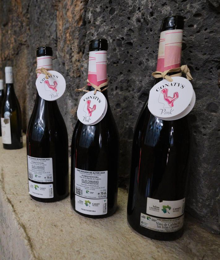 Imagen secundaria 2 - Corte de la cinta y botellas de vino.