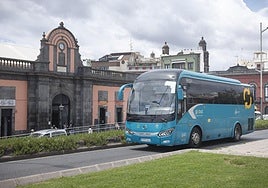 Una guagua de Global pasando junto al Mercado de Vegueta.