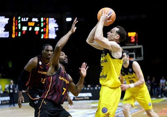Huertas (La Laguna) intenta anotar ante la defensa de Cummings (Galatasaray). El brasileño fue el mejor de los isleños con 18 puntos.