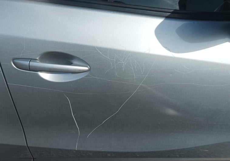 Algunos de los múltiples rayones en el coche de uno de los vecinos.