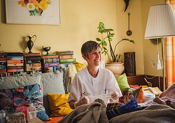 Imagen de archivo de una enfermera rural realizando una visita a domicilio en Gran Canaria.