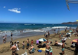 Buen tiempo este sábado en la playa de Las Canteras.