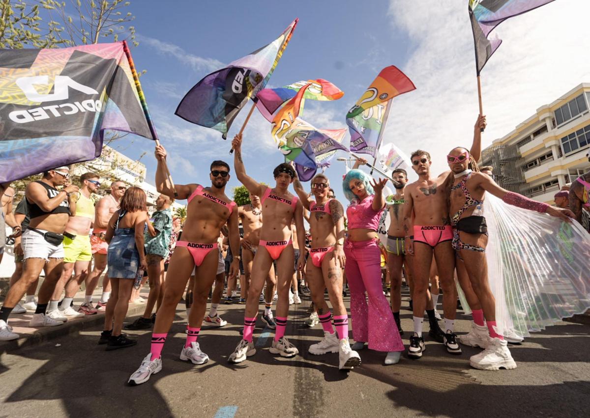 Imagen secundaria 1 - La fiesta arcoiris atravesó las principales avenidas de Playa del Inglés.