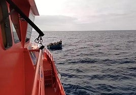 Imagen de archivo de una patera en aguas lanzaroteñas.