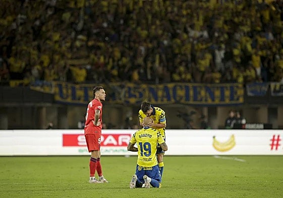 Kirian y Sandro celebran el tanto amarillo en la primera jornada liguera del presente curso.