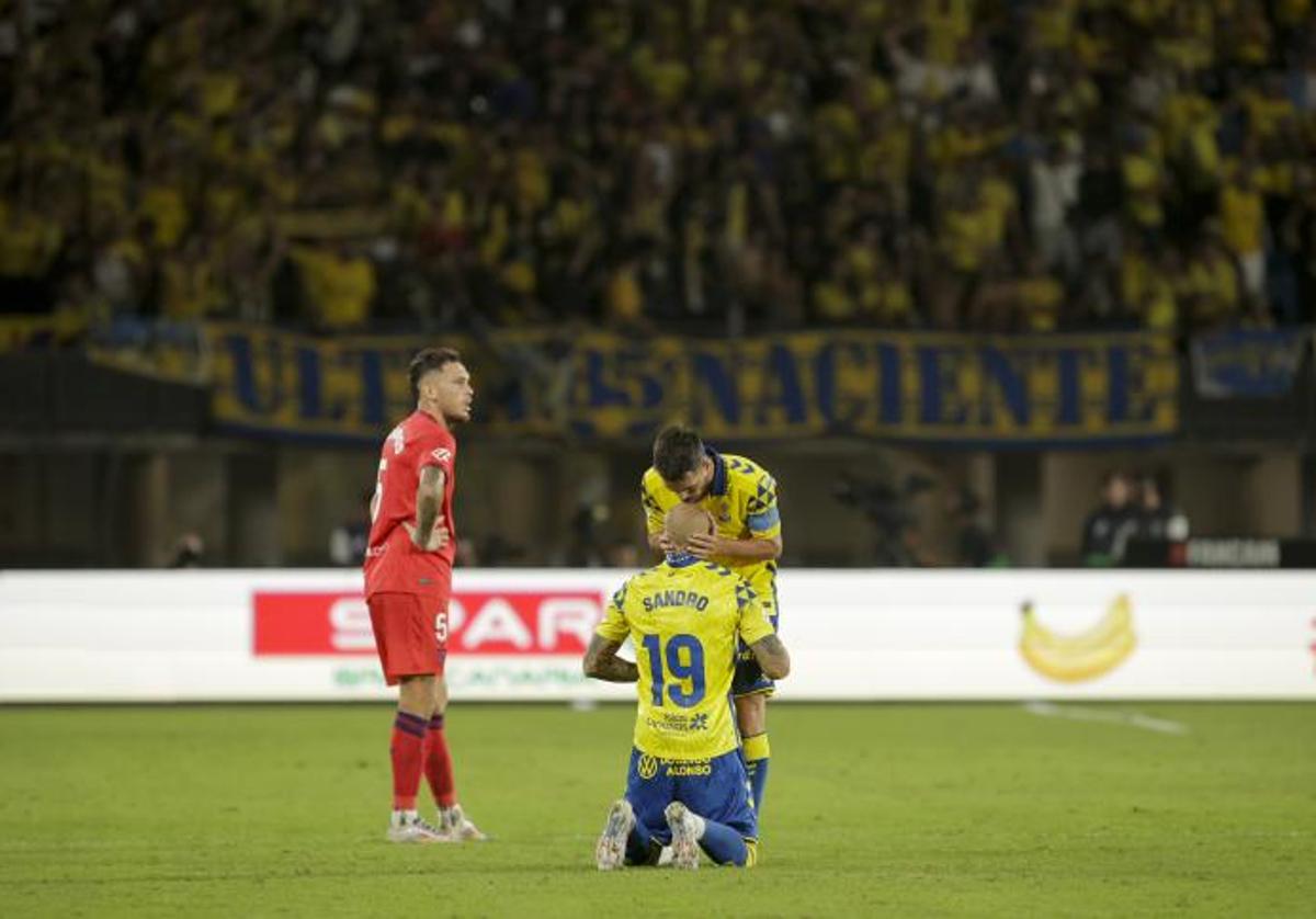 Kirian y Sandro celebran el tanto amarillo en la primera jornada liguera del presente curso.