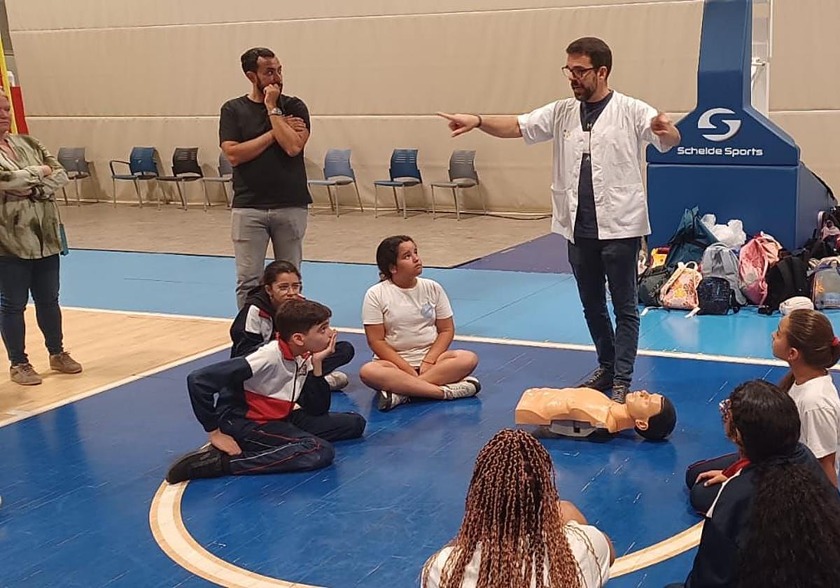 Un enfermero durante un taller de primeros auxilios.