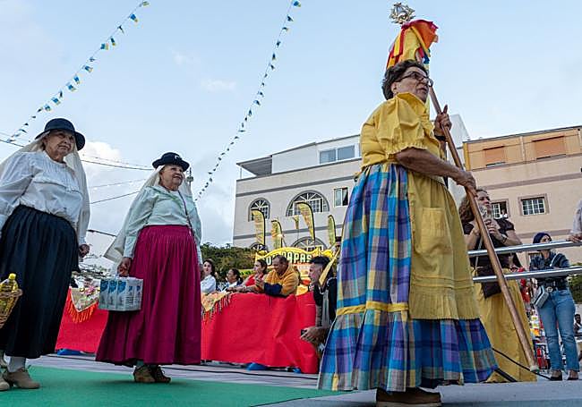 Trinidad Ravelo, a la derecha, portando la Vara del Romero.