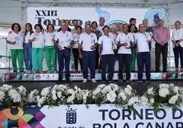 Equipos triunfadores, con las autoridades, en la ceremonia de cierre.