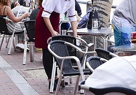 Imagen de archivo de una camarera en Las Canteras.