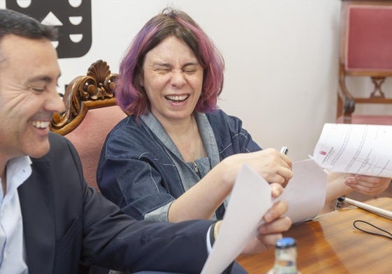 Protagonistas de la firma efectuada este lunes en el Cabildo.