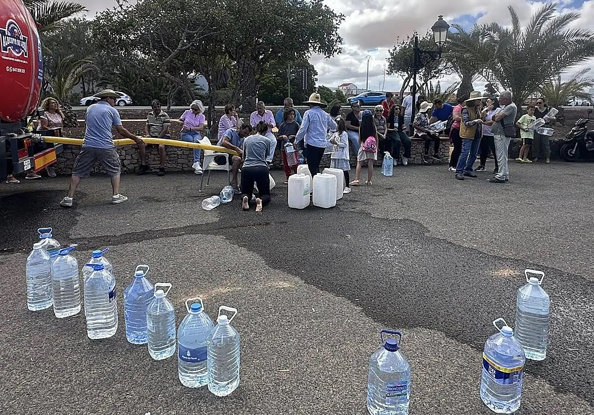 Las vecinas y los vecinos se abastecen de agua durante la protesta de este domingo en Ampuyenta, en el municipio de Puerto del Rosario.