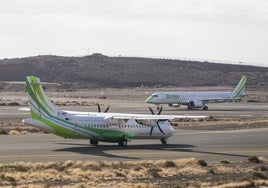 Aeronaves de Binter sobre la pista del aeropuerto.
