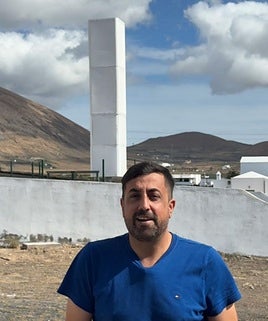 David Rocío ante la nueva antena.