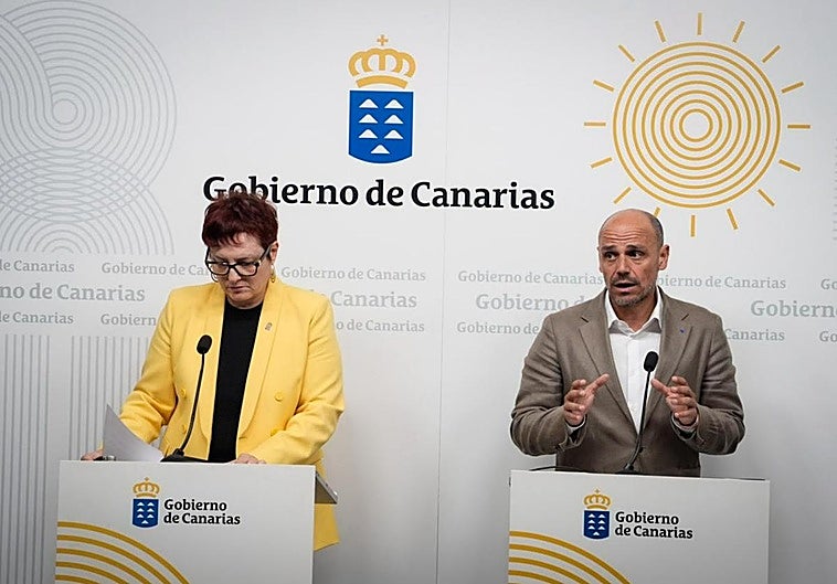 Candelaria Delgado y Alfonso Cabello informan en rueda de prensa de los acuerdos adoptados tras el Consejo de Gobierno.