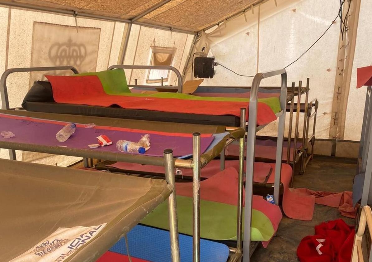 Imagen del estado interior de una de las carpas donde este fin de semana han dormido 65 personas.