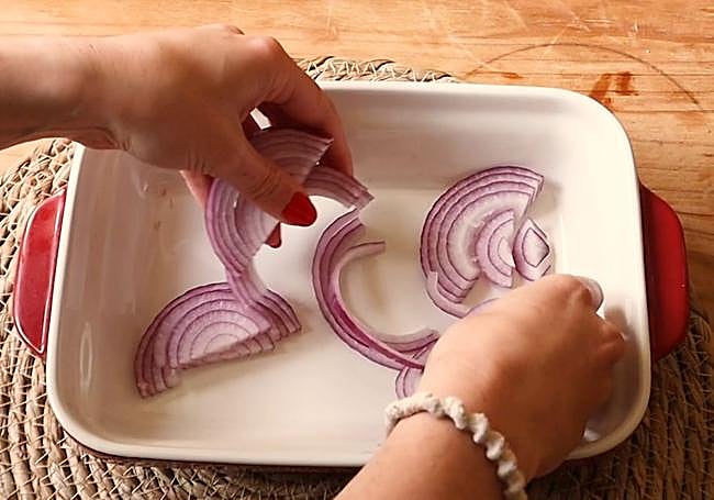 Cortamos cebolla morada a plumas