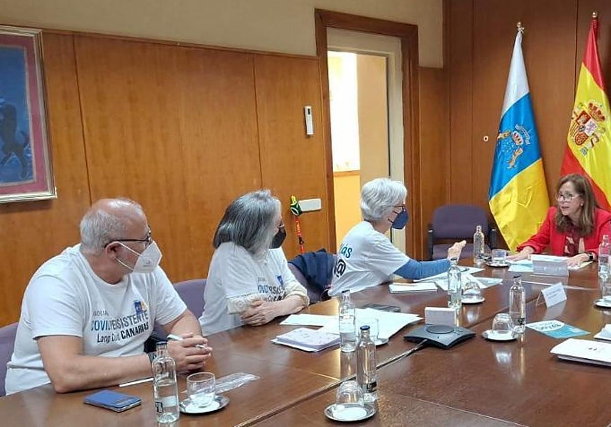 Momento de la reunión de la Asociación de Covid Persistente y la diputada del Común, Lola Padrón.