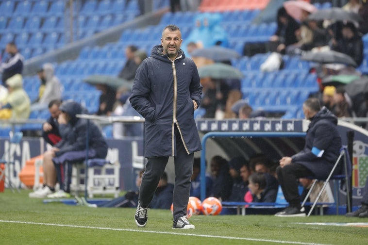 El entrenador de la UD Las Palmas, Diego Martínez, durante el encuentro frente al Getafe.