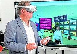 El viceconsejero de FP prueba la realidad virtual en uno de los proyectos del CIFP San Cristóbal.