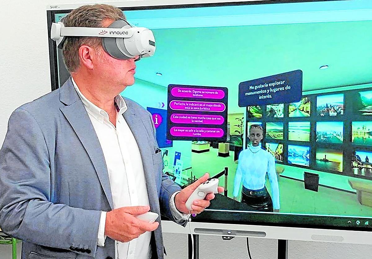 El viceconsejero de FP prueba la realidad virtual en uno de los proyectos del CIFP San Cristóbal.
