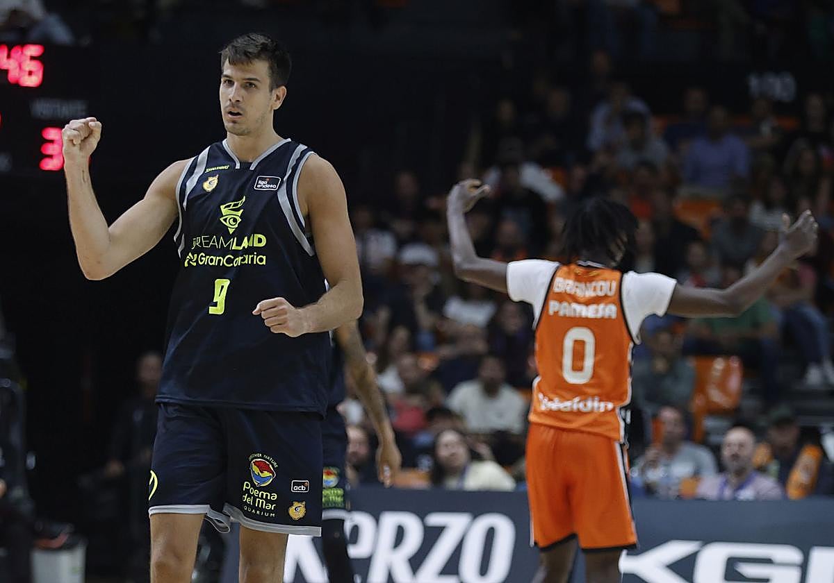 Nicolás Brussino celebra una canasta en el compromiso liguero entre el Valencia y el Granca.