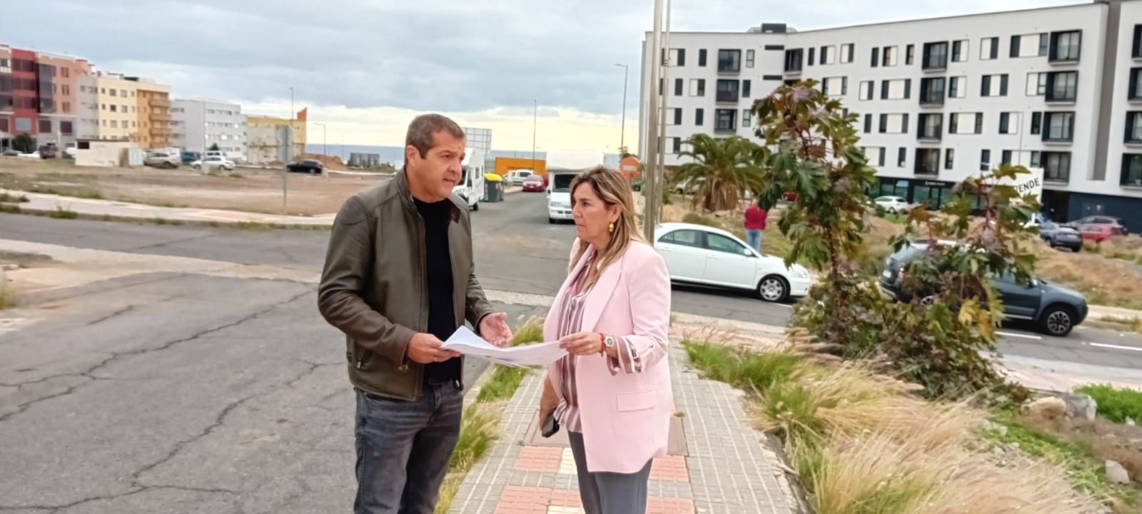 Los concejales Iván Sánchez y María González Calderín en la urbanización de Arauz.