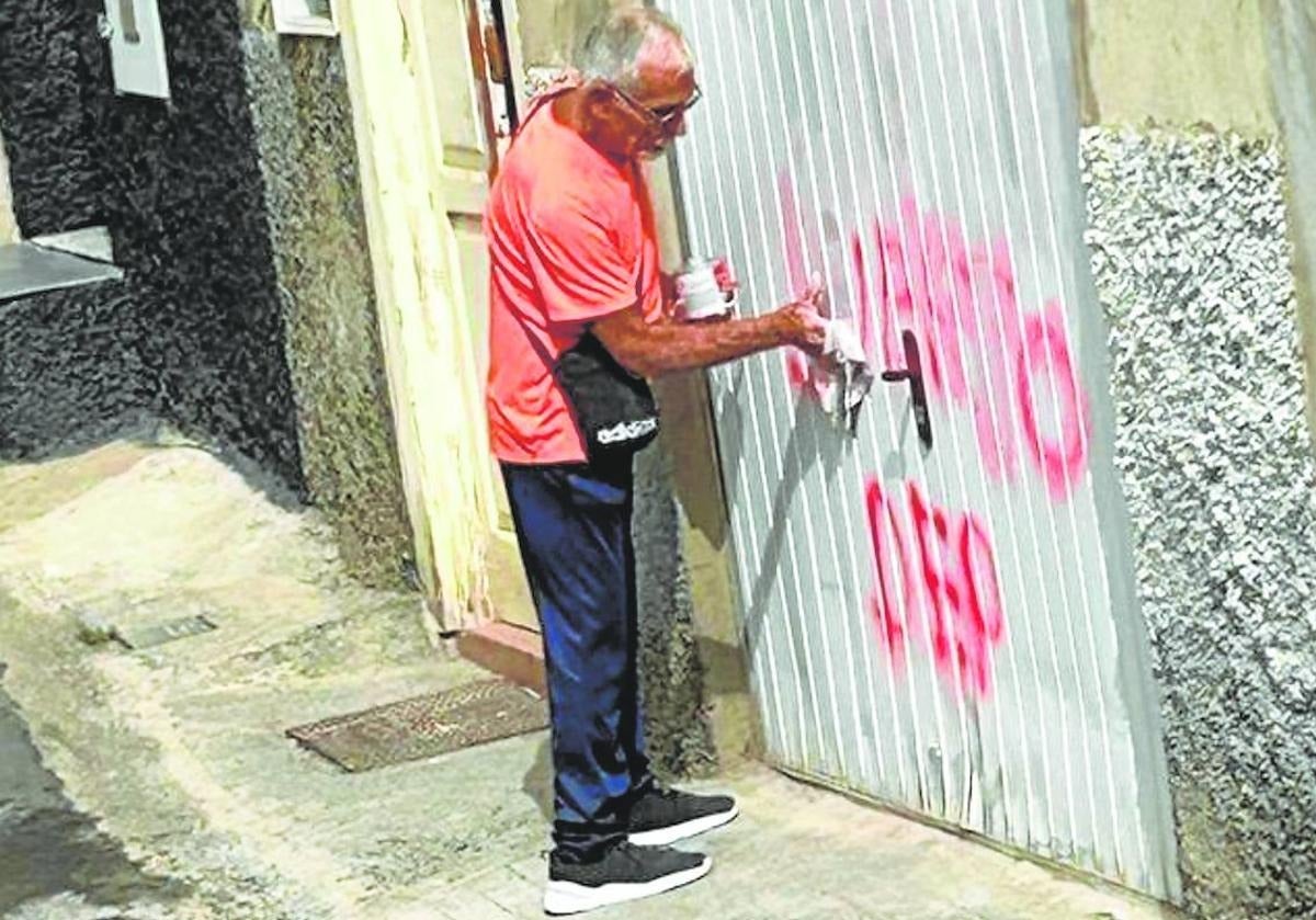 Crimen de San Roque: Lo reciben con pintadas de «ojo, asesino suelto» al salir en libertad provisional