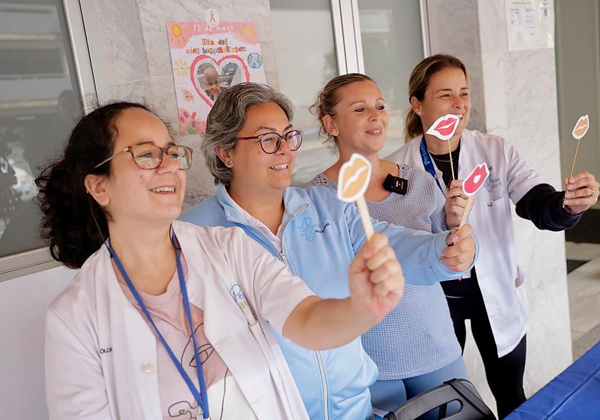 Imagen principal - La esperanza de la torre pediátrica del Materno marca el Día de la Infancia Hospitalizada