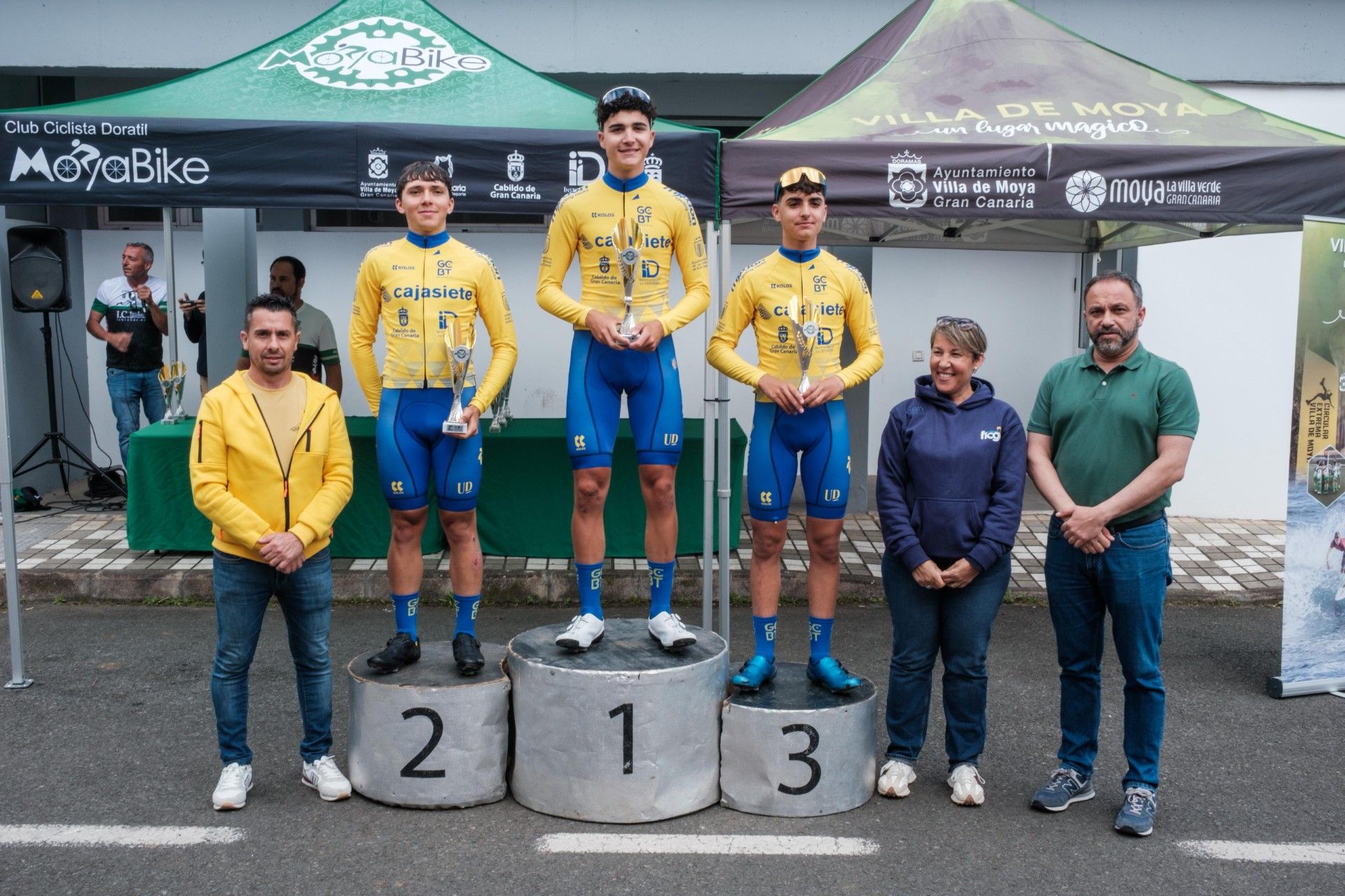 Daniel Lado (1º), Matías Peñate (2º) y David Bolaños (3º) en una foto histórica para el Gran Canaria Bike Team.