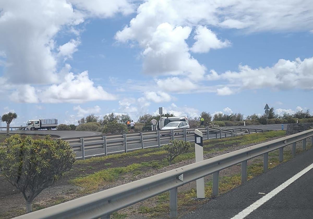 El coche volcado en la GC-2.