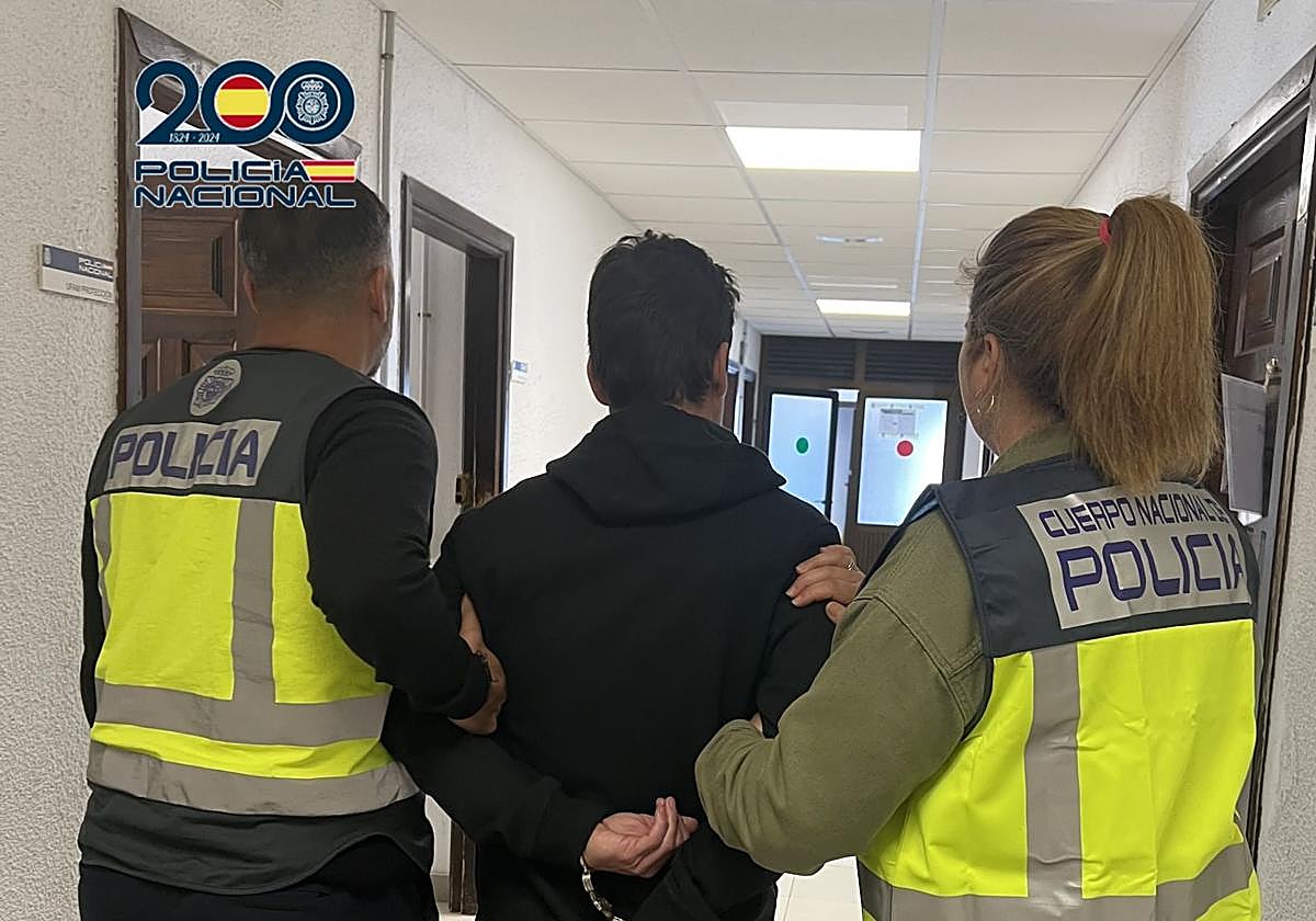 Imagen del presuntor autor siendo detenido