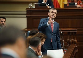 Imagen de Manuel Domínguez en un pleno del Parlemnto de Canarias.