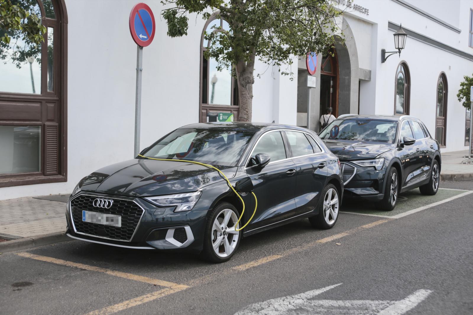 Recarga de coches eléctricos ante el Ayuntamiento de Arrecife.
