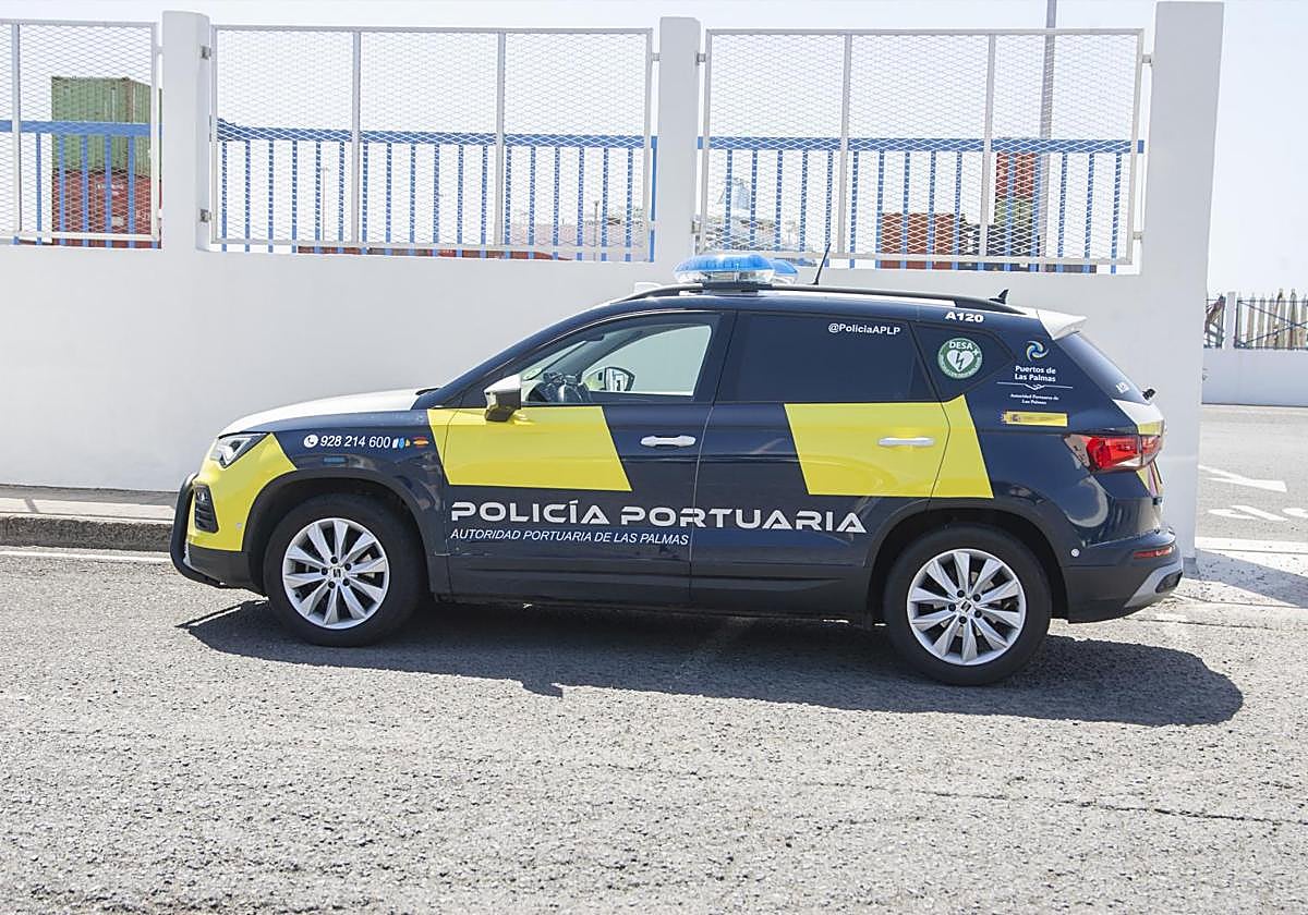 Vehículo de a Policía Portuaria estacionado en el muelle de Los Mármoles.