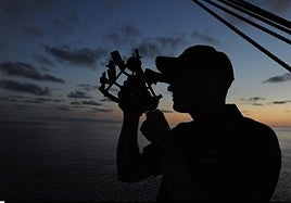 Representación del uso de un sextante.