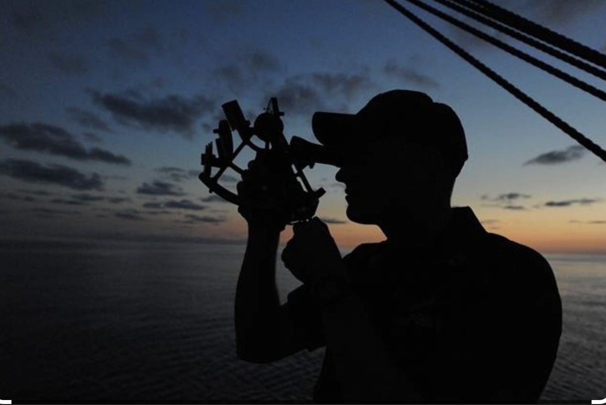 Representación del uso de un sextante.