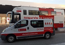 Despliegue de vehículos de la Dirección General de Hemodonación y Hemoterapia en la avenida del Carmen, en Corralejo.