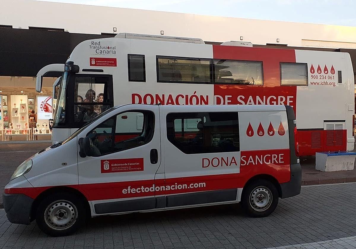 Despliegue de vehículos de la Dirección General de Hemodonación y Hemoterapia en la avenida del Carmen, en Corralejo.