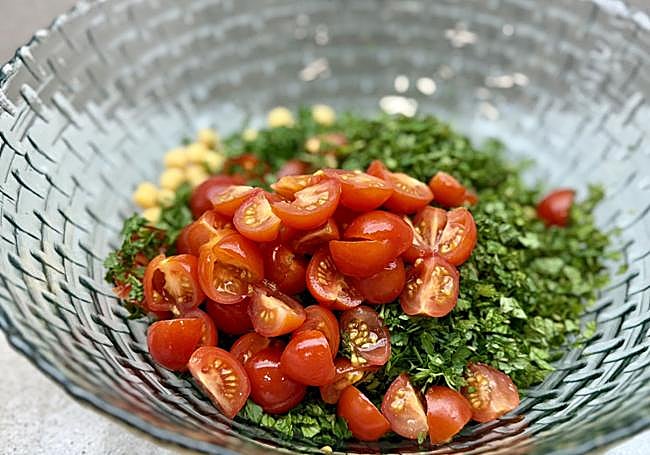 Añadimos los tomates junto al resto de ingredientes