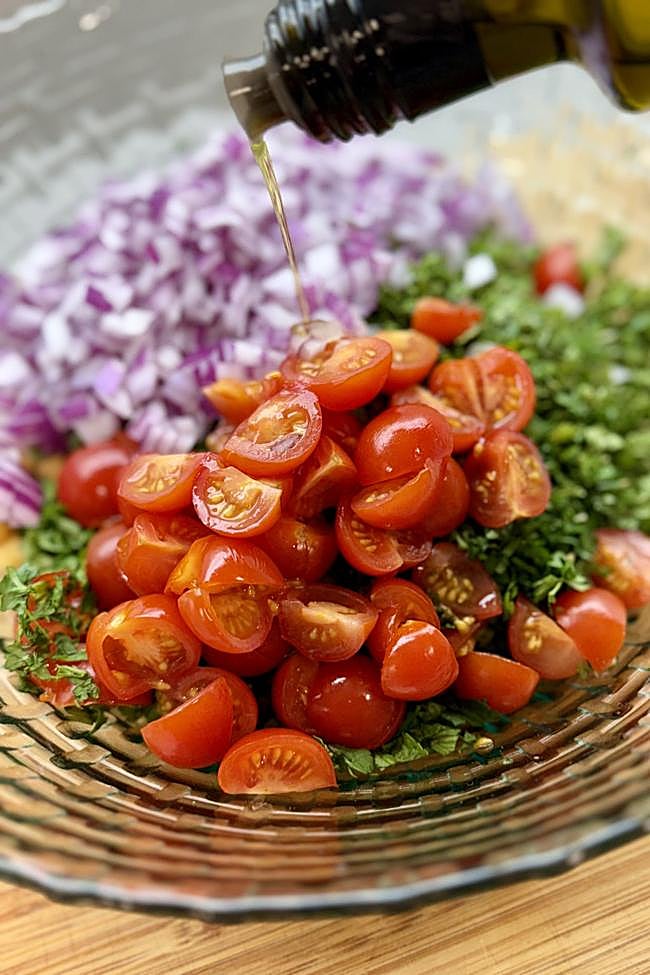 Vertemos un chorrito de AOVE