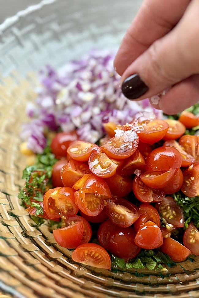 Aderezamos con unas escamas de sal