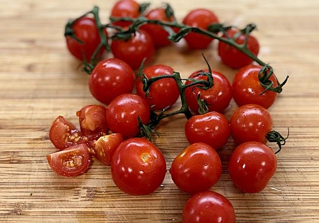 Lavamos y cortamos los tomates