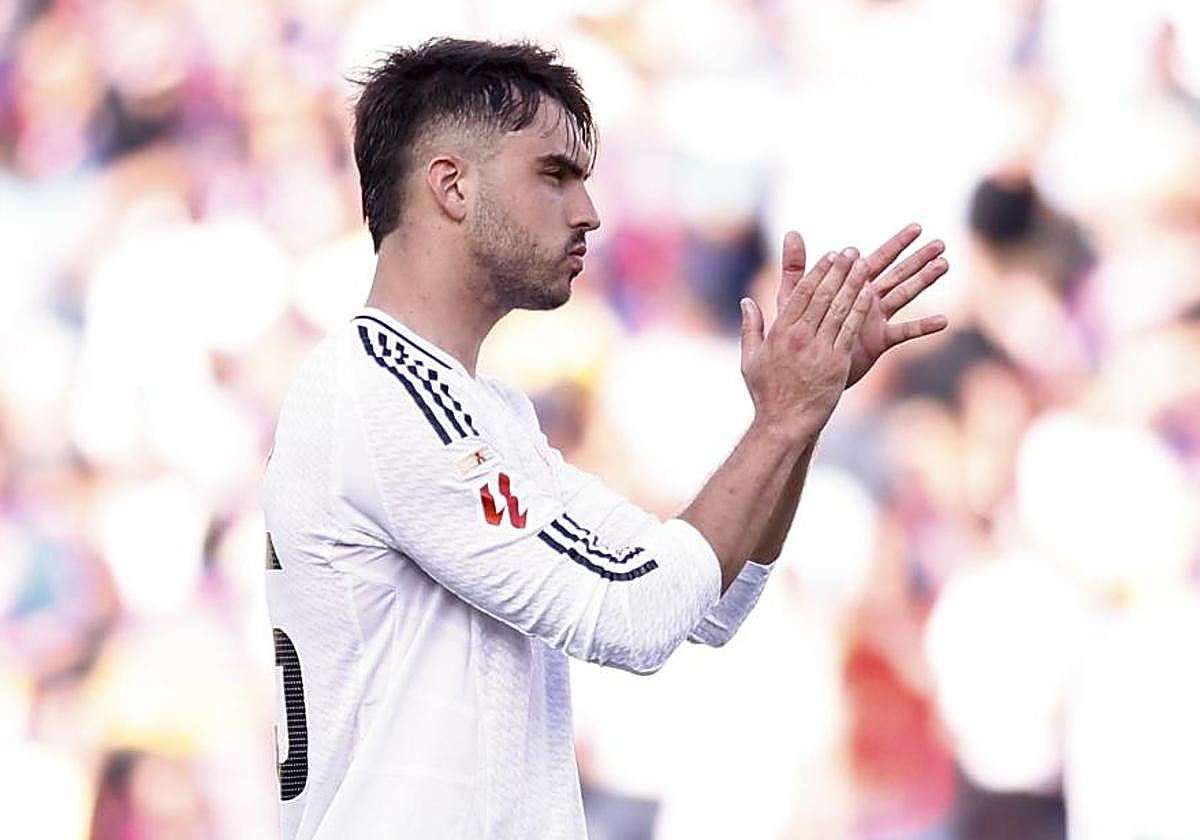 Asencio, en una imagen con el Real Madrid en el pasado clásico en Barcelona.