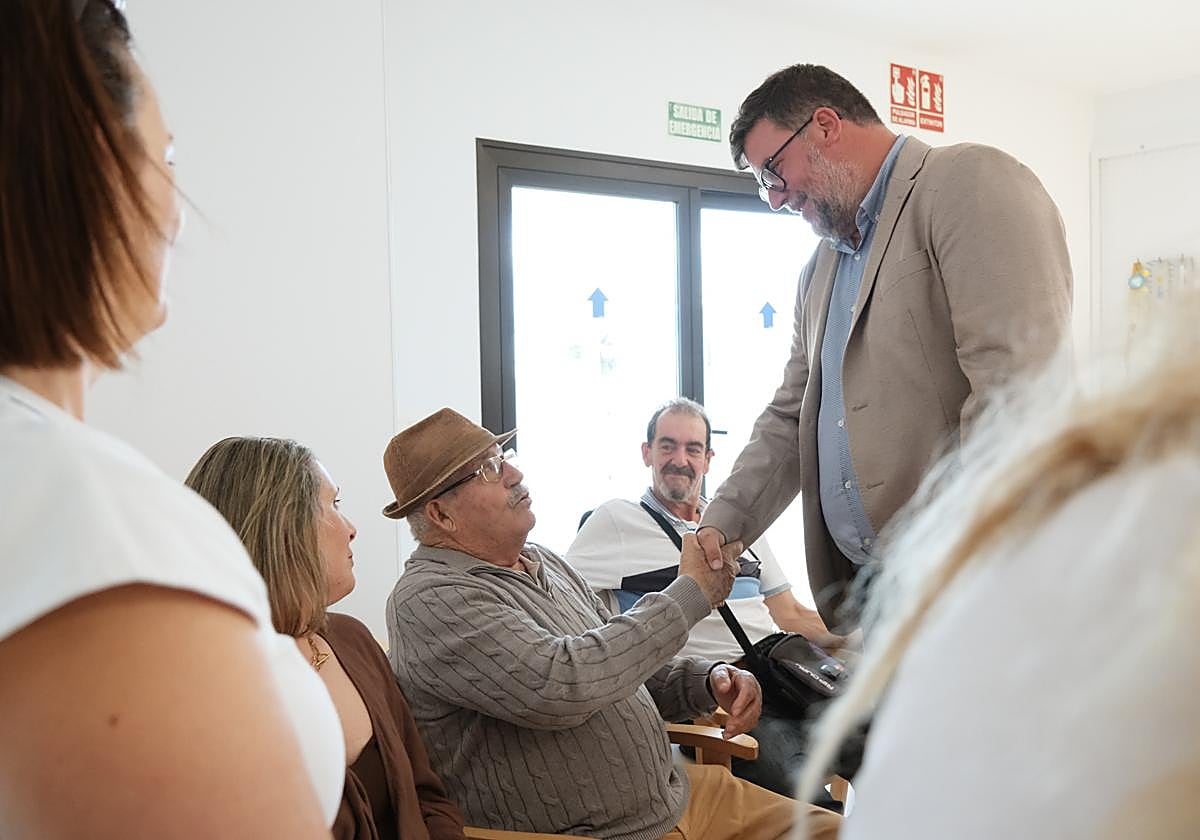 Isidro Pérez saluda a un usuario durante la jornada de puertas abiertas.