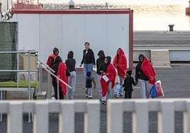 Imagen de migrantes llegados a Lanzarote con niños pequeños.