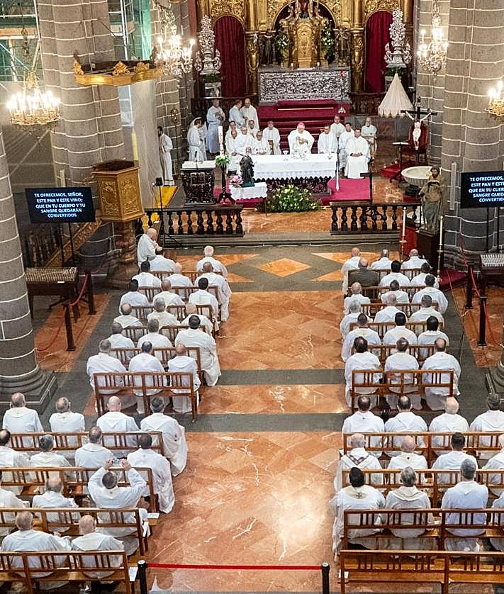 Imagen secundaria 2 - Distintos momentos del Jubileo celebrado este miércoles por los sacerdotes en Teror. 