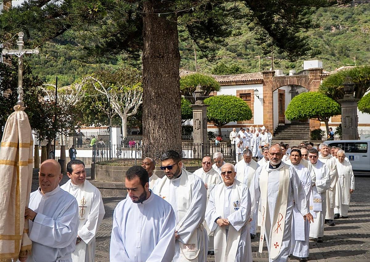 Imagen secundaria 1 - Distintos momentos del Jubileo celebrado este miércoles por los sacerdotes en Teror. 