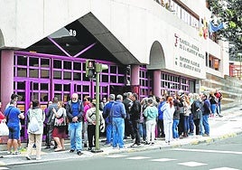 Imagen de las colas de la Seguridad Social en la oficina del INSS de Pérez del Toro.